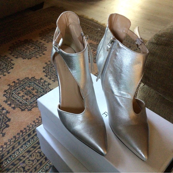 BEAUTISOLES/ SILVER BOOTIES - Picture 2 of 9